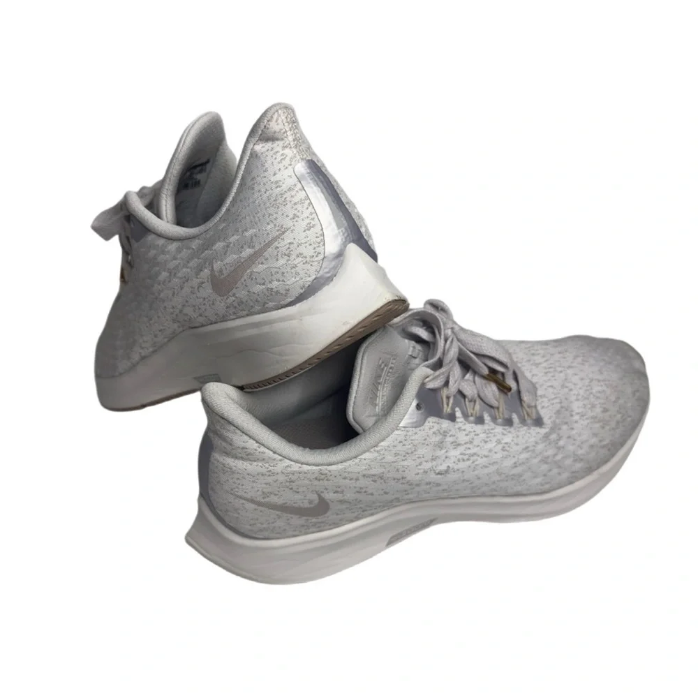 Nike Light Gray Sneakers Women’s‎ Size 9.5 | Comfortable Athletic Running Shoes